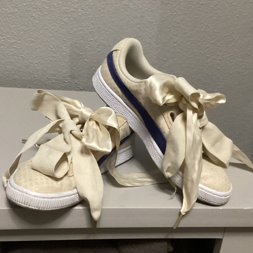 Puma Bow Lace Sneakers with Blue Stripe and Ribbon Laces - size 8